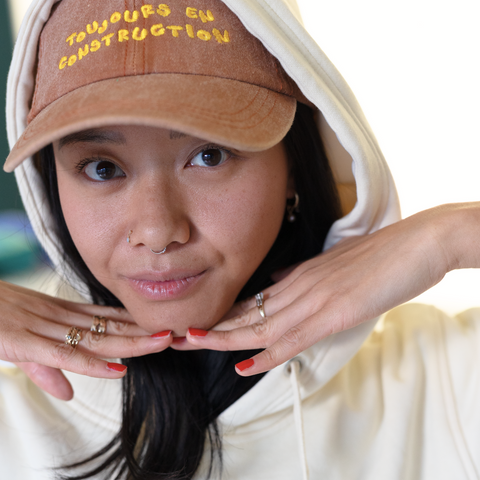 'toujours en construction' brown hat