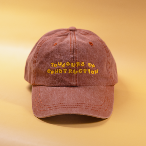 'toujours en construction' brown hat