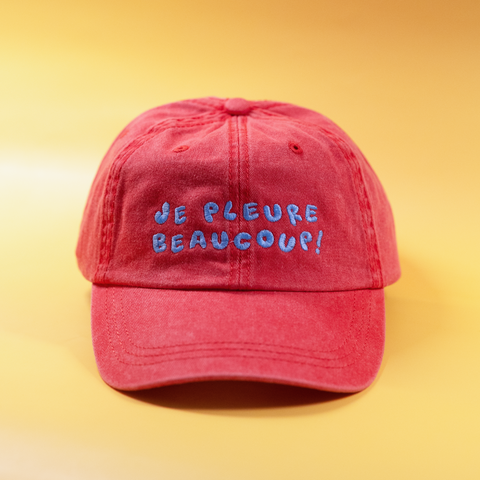 casquette rouge 'je pleure beaucoup'