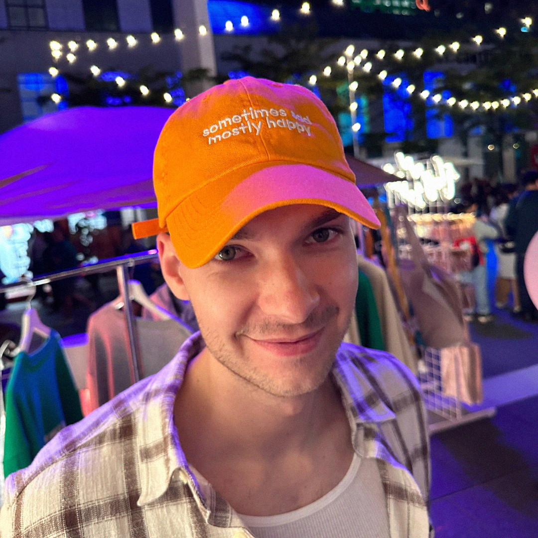casquette 'sometimes sad, mostly happy'